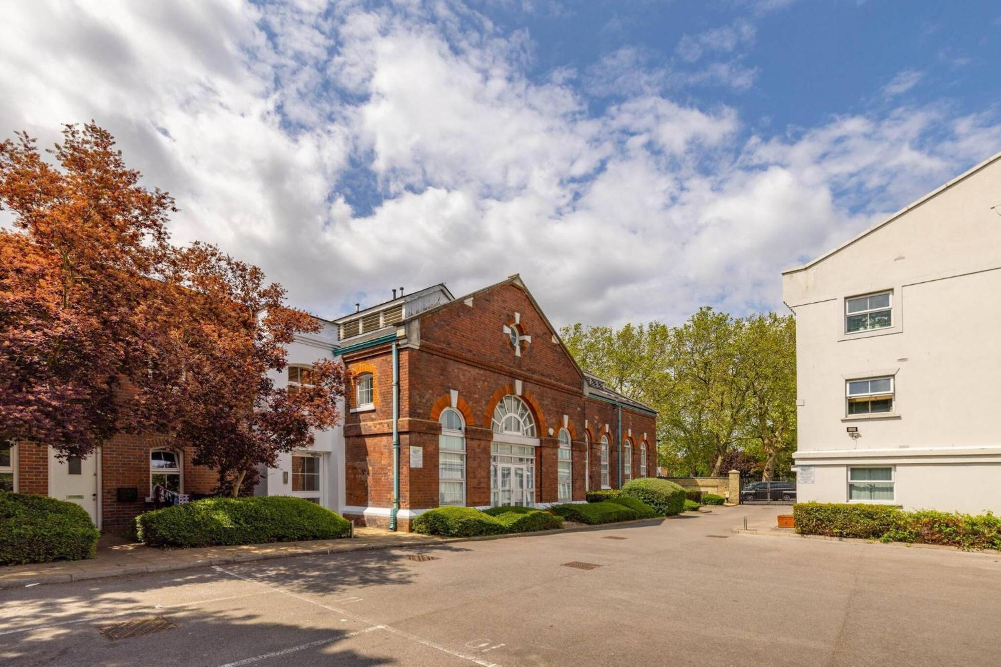 Wild Roses Serviced - Airport Apartament