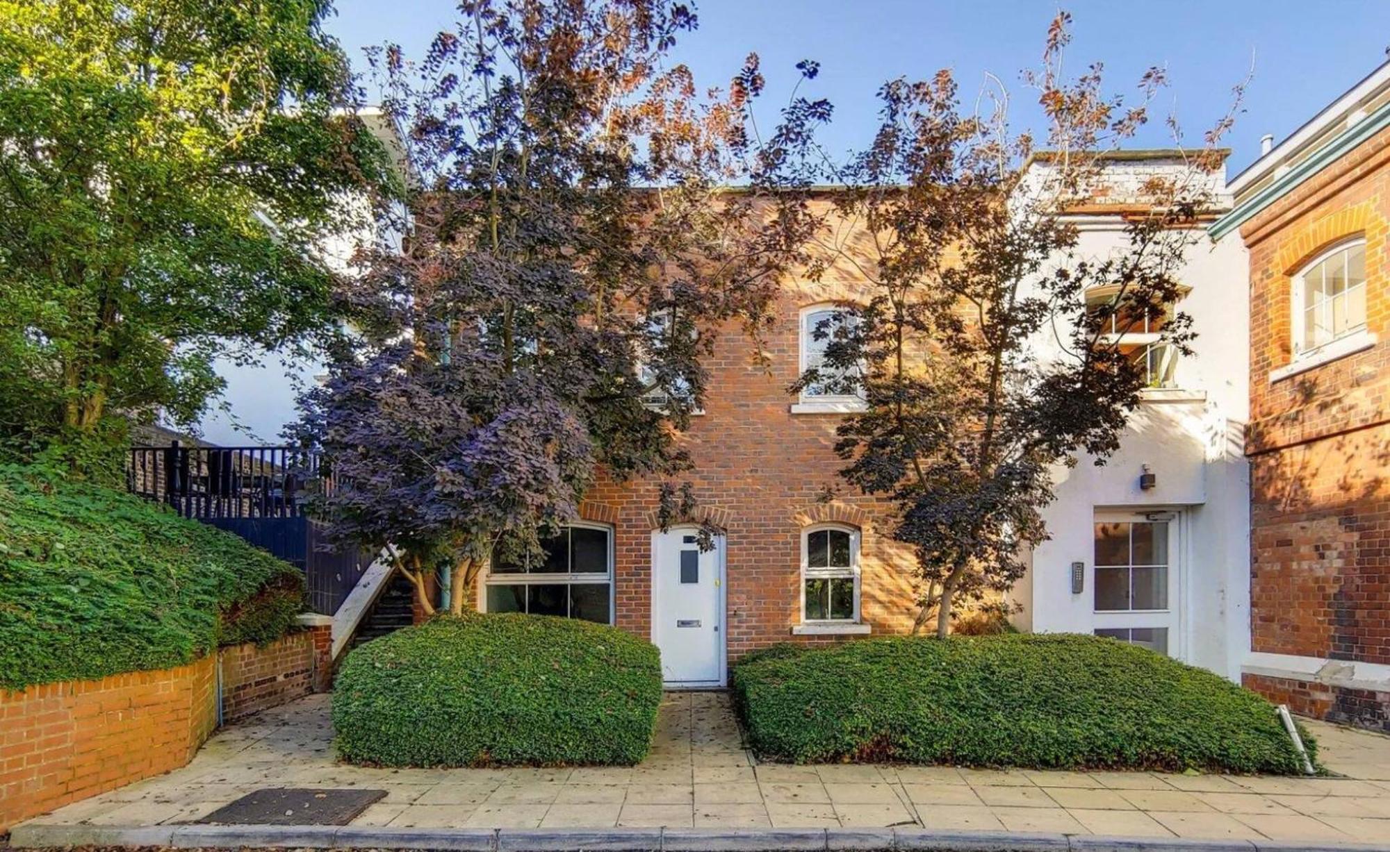 Wild Roses Serviced - Airport Apartament *