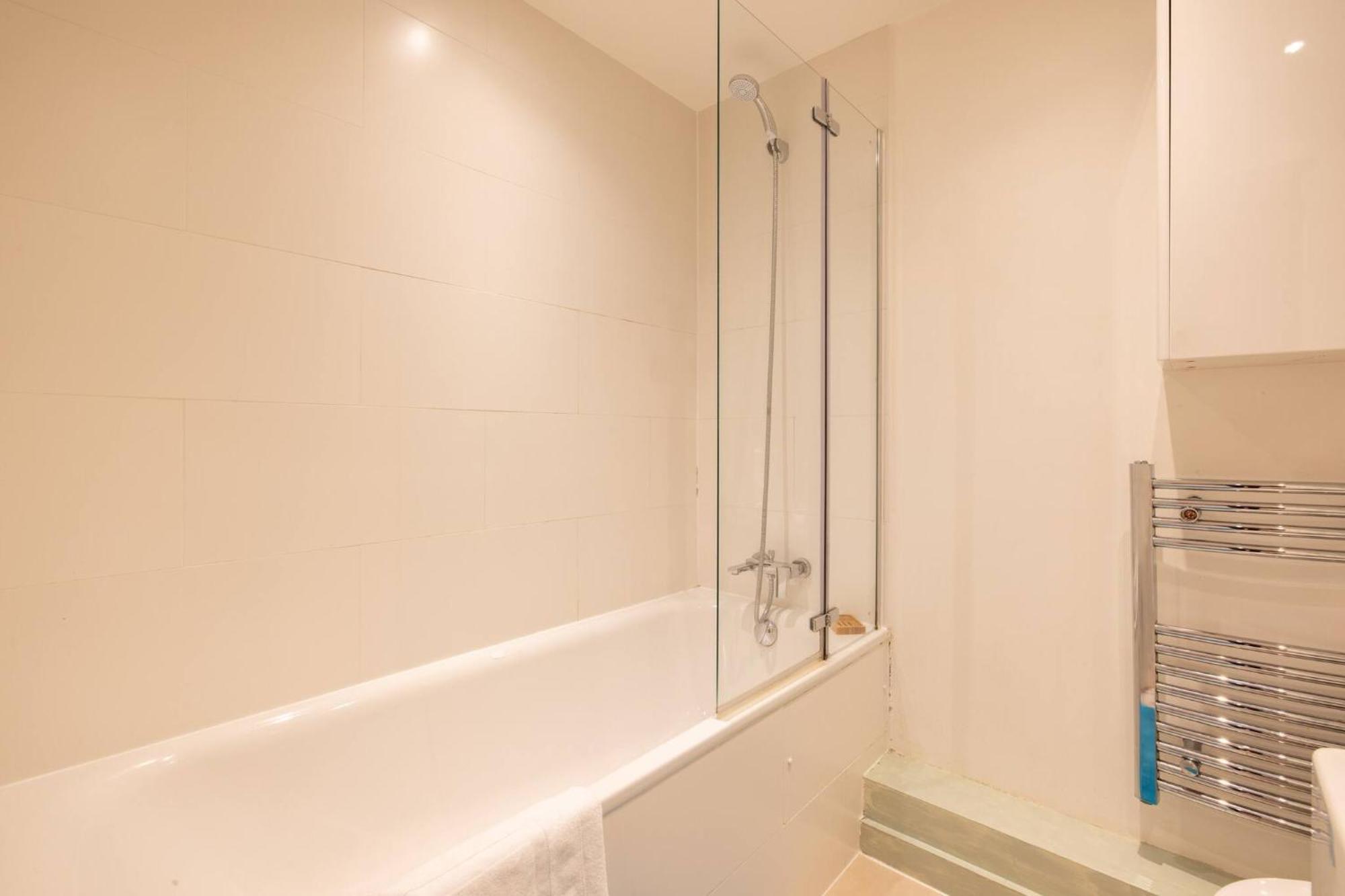Wild Roses Serviced - Airport Apartament