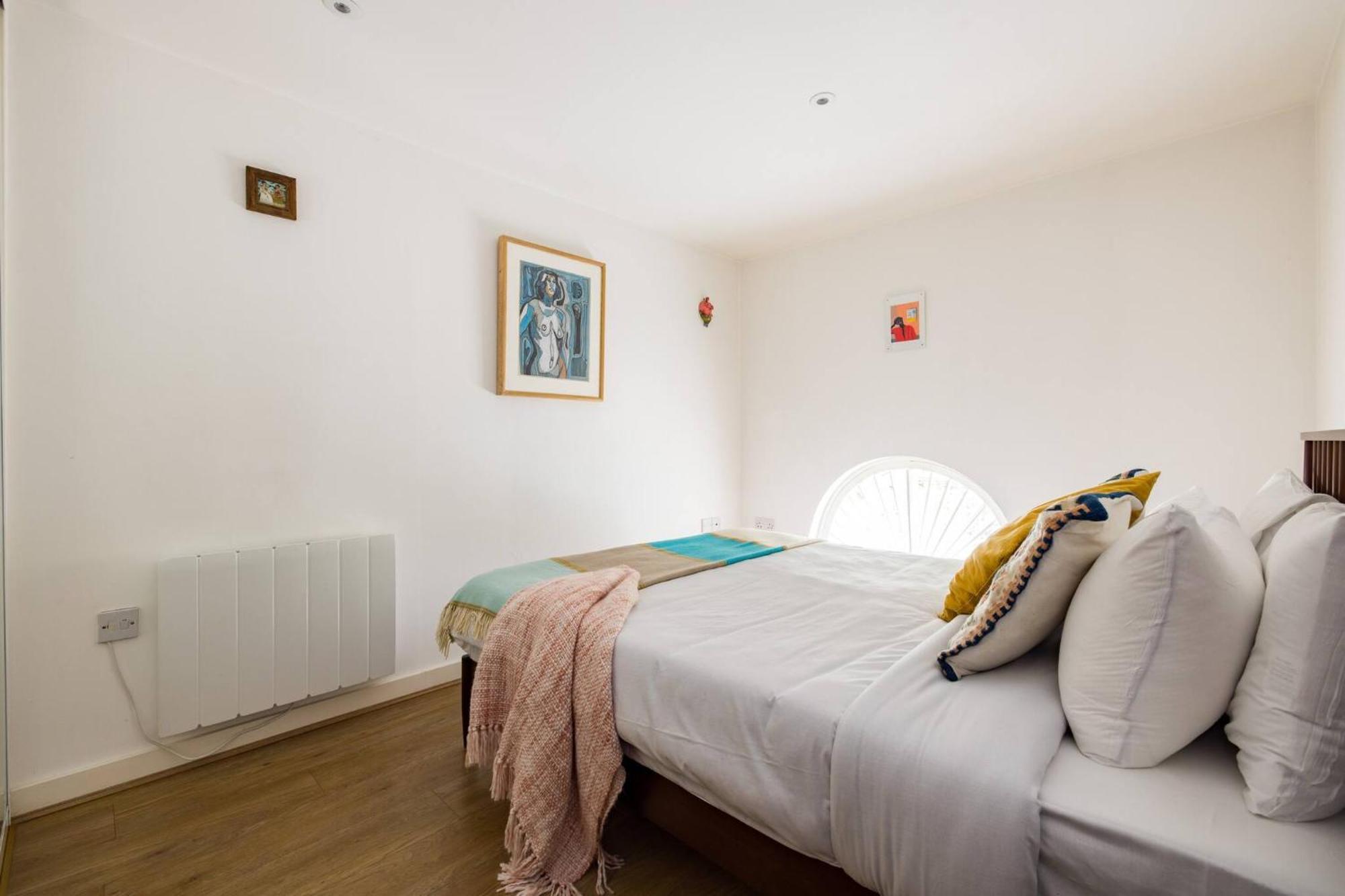 Wild Roses Serviced - Airport Apartament
